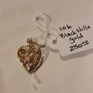 Vintage 10K Black Hills Gold Heart/leaf Pendant